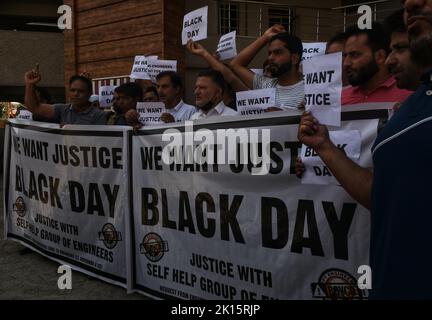 Ganderbal, Inde. 15th septembre 2022. Groupe d'ingénieurs d'auto-assistance dont le programme a été mis au rebut par le gouvernement observe la « Journée des ingénieurs » comme la Journée des Noirs. Ils protestent pour exhorter l'administration à s'attaquer à leurs problèmes et à la mise en œuvre du système d'ELS. (Photo de Mubashir Hassan/Pacific Press) crédit: Pacific Press Media production Corp./Alay Live News Banque D'Images