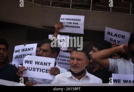 Ganderbal, Inde. 15th septembre 2022. Groupe d'ingénieurs d'auto-assistance dont le programme a été mis au rebut par le gouvernement observe la « Journée des ingénieurs » comme la Journée des Noirs. Ils protestent pour exhorter l'administration à s'attaquer à leurs problèmes et à la mise en œuvre du système d'ELS. (Photo de Mubashir Hassan/Pacific Press) crédit: Pacific Press Media production Corp./Alay Live News Banque D'Images