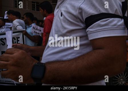 Ganderbal, Inde. 15th septembre 2022. Groupe d'ingénieurs d'auto-assistance dont le programme a été mis au rebut par le gouvernement observe la « Journée des ingénieurs » comme la Journée des Noirs. Ils protestent pour exhorter l'administration à s'attaquer à leurs problèmes et à la mise en œuvre du système d'ELS. (Photo de Mubashir Hassan/Pacific Press) crédit: Pacific Press Media production Corp./Alay Live News Banque D'Images