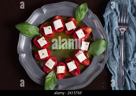 Tomates farcies au fromage et au basilic Banque D'Images