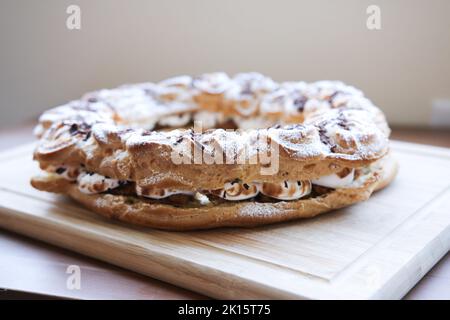 Pâtisserie maison Paris-Brest sur planche à découper Banque D'Images