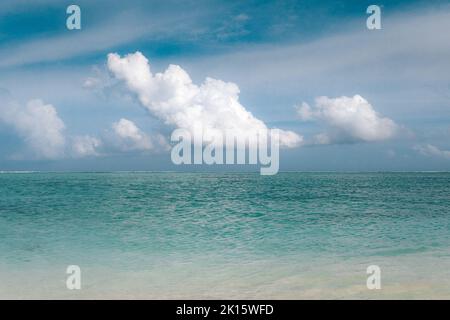Eau transparente ondulant de mer sans fin sous le ciel bleu aux Maldives Banque D'Images