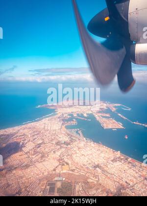 Vue imprenable sur le district côtier de Las Palmas, près de la mer, sous l'hélice d'un avion volant sur l'île de Gran Canaria, Espagne Banque D'Images