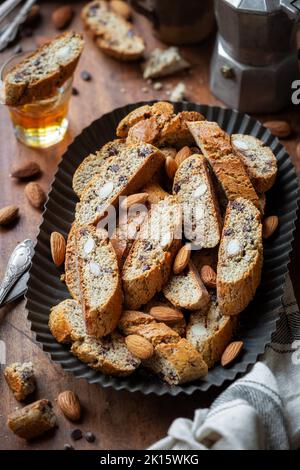 Biscuits de cantucci italiens sans gluten avec amandes et chips de chocolat Banque D'Images