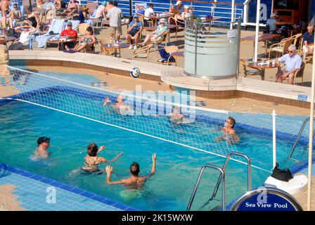 Des gens sur un paquebot de croisière regardant un match dans la piscine du navire, Caraïbes Banque D'Images