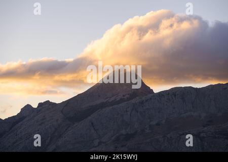 Faible angle de pic neigeux de Picos de Europa crête de montagne contre ciel nuageux en journée en Espagne Banque D'Images