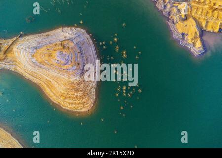 Vue à couper le souffle des formations rocheuses dans l'eau verte claire dans le parc minier situé à Minas de Riotinto dans la province de Huelva Banque D'Images