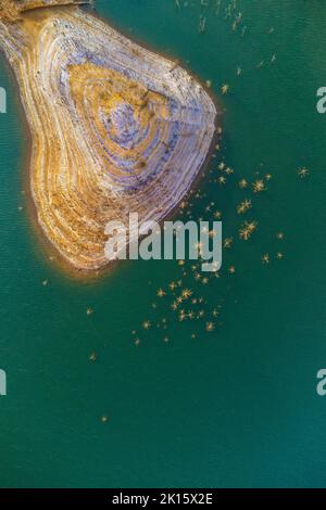Vue à couper le souffle des formations rocheuses dans l'eau verte claire dans le parc minier situé à Minas de Riotinto dans la province de Huelva Banque D'Images