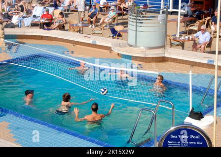 Des gens sur un paquebot de croisière regardant un match dans la piscine du navire, Caraïbes Banque D'Images