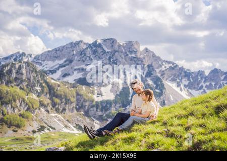 Famille de touristes papa et son fils en montagne lac paysage sur la montagne Durmitor au Monténégro beau parc national Durmitor avec lac glacier et Banque D'Images