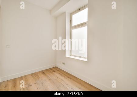 Coin de l'intérieur non meublé salle de lumière de la maison avec fenêtre en journée Banque D'Images