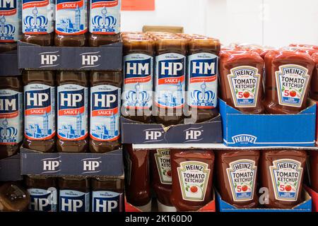 Sauce HP et ketchup Heinz Tomato sur le plancher du magasin Banque D'Images