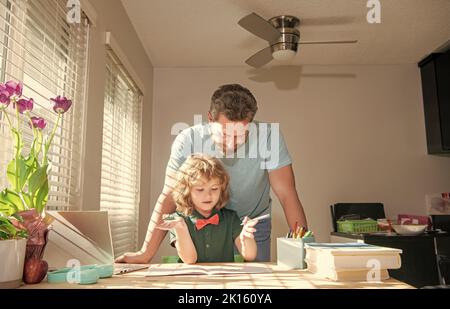 papa barbu écrivant des devoirs à l'école avec son fils garçon en classe, cours à l'école Banque D'Images