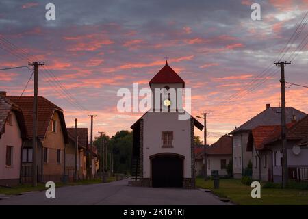Caserne de pompiers dans le village de Borcova, région de Turiec, Slovaquie. Banque D'Images