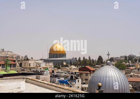 Le dôme du Rocher surplombe la ligne d'horizon de la vieille ville de Jérusalem Banque D'Images