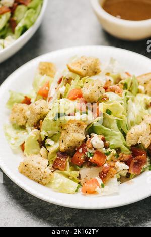 Salade de gros plan avec tranches de bacon Banque D'Images