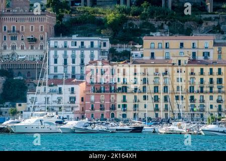 Buidlings colorés et fenêtres Eurpoean sur la côte amalfitaine - Italie Banque D'Images