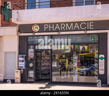 Europe, France, Dunkerque - 9 juillet 2022: Gros plan de la pharmacie sur le boulevard Alexandre III Marchandise visible par la fenêtre. Préservatif Manix vendin Banque D'Images