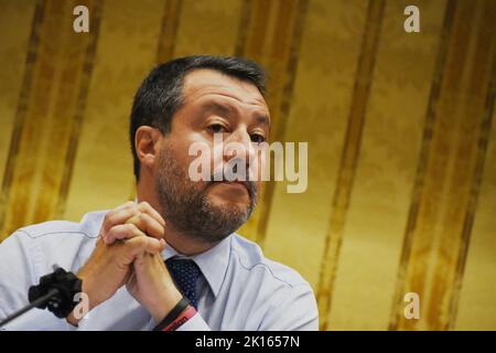 Naples, Campanie, Italie. 15th septembre 2022. Le sénateur Matteo Salvini, chef de Lega, parti de droite et chef de la coalition de droite lors des prochaines élections italiennes, est invité sur le site de l'Union industrielle de Naples et tient un discours sur les problèmes des liens entre le revenu de base, les immigrations et le travail. (Credit image: © Pasquale Gargano/Pacific Press via ZUMA Press Wire) Credit: ZUMA Press, Inc./Alamy Live News Banque D'Images