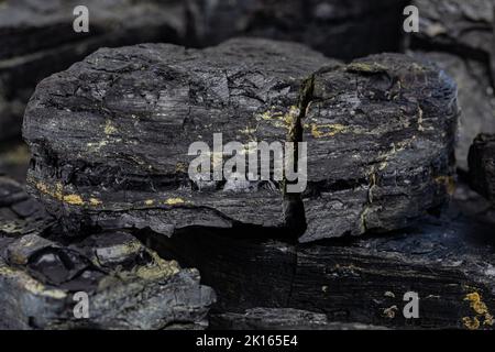 Gros plan sur les morceaux de charbon noir. Concept de l'industrie des combustibles fossiles, de la pollution de l'air et de l'extraction du charbon. Banque D'Images