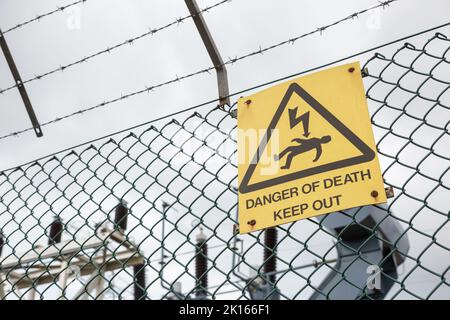 Signe de danger de mort sur une clôture, sous-station d'électricité, Royaume-Uni 2022 Banque D'Images