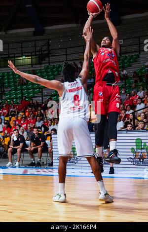 Desio, Italie. 15th septembre 2022. APPAREIL PHOTO NUMÉRIQUE OLYMPUS pendant la coupe Lombardie - Olimpia Milano vs Varese Pallacanestro, événement à Desio, Italie, 15 septembre 2022 crédit: Agence de photo indépendante/Alamy Live News Banque D'Images