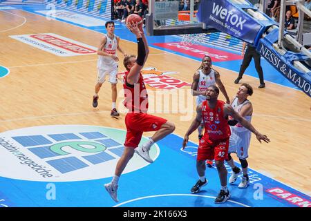 Desio, Italie. 15th septembre 2022. Mateusz Kostrewski (EA7 Emporio Armani Olimpia Milano) pendant la coupe Lombardie - Olimpia Milano vs Varese Pallacanestro, événement à Desio, Italie, 15 septembre 2022 crédit: Agence de photo indépendante/Alamy Live News Banque D'Images