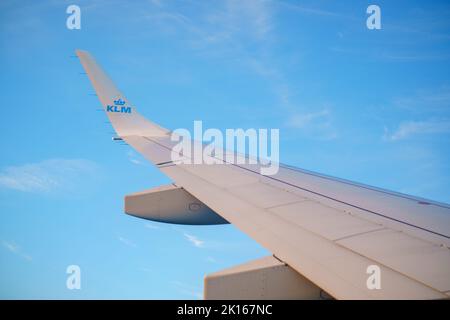Photo d'une aile d'avion KLM sur un ciel bleu Banque D'Images