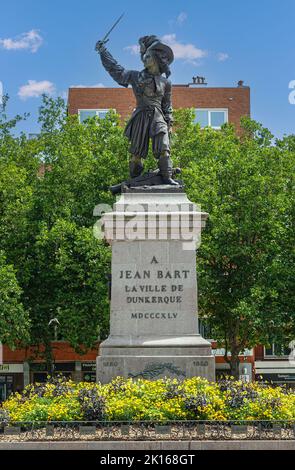 Europe, France, Dunkerque - 9 juillet 2022 : gros plan de la statue de Jean Bart sur la place nommée d'après lui, sur le piédestal avec feuillage vert à l'arrière, sous la sk bleue Banque D'Images
