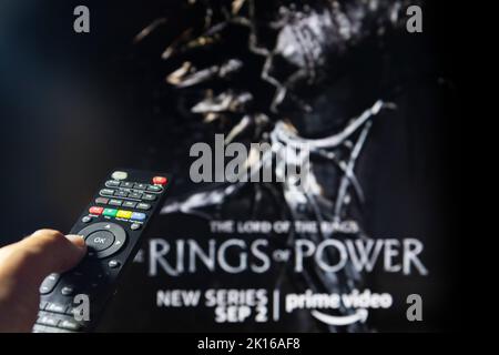Belgrade, Serbie - 12 septembre 2022: Le Seigneur des anneaux: Les anneaux de puissance série TV à la télévision avec télécommande en main. Mise au point sur la télécommande suite Banque D'Images