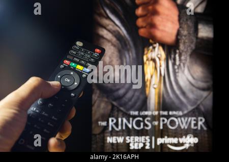 Belgrade, Serbie - 12 septembre 2022: Le Seigneur des anneaux: Les anneaux de puissance série TV à la télévision avec télécommande en main. Mise au point sur la télécommande suite Banque D'Images