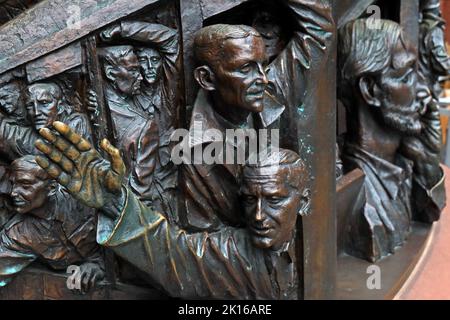Man Waves au Meeting place, une statue de l'artiste britannique Paul Day, dans la Grand Terrace, gare internationale de St Pancras, Londres N1C 4QP Banque D'Images