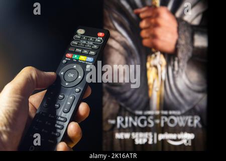 Belgrade, Serbie - 12 septembre 2022: Le Seigneur des anneaux: Les anneaux de puissance série TV à la télévision avec télécommande en main. Mise au point sur la télécommande suite Banque D'Images