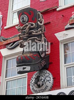 New Rock Boots chic et pré-aimé Fashion 212 Camden High Street, Camden Town, Londres, Angleterre, Royaume-Uni, NW1 8QR Banque D'Images