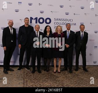 Potsdam, Allemagne. 15th septembre 2022. Brandenburg: M100 Media Award pour le peuple ukrainien - Dr. Wladimir Klitschko accepte le prix en son nom à Potsdam la photo montre Moritz van Dülmen (M100), Wladimir Klitschko, chancelier OLAF Scholz, Vjosa Osmani-Sadriu (République présidentielle du Kosovo), ambassadeur américain Amy Gutmann, Mike Schubert (maire de Potsdam), Donald Tusk (Ancien Président de la Pologne) devant un mur de photos dans l'Orangerie du Parc de Sanssouci à Potsdam. (Photo de Simone Kuhlmey/Pacific Press) crédit: Pacific Press Media production Corp./Alay Live News Banque D'Images