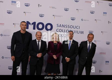 Potsdam, Allemagne. 15th septembre 2022. Brandenburg: M100 Media Award pour le peuple ukrainien - Dr. Wladimir Klitschko accepte le prix en son nom à Potsdam la photo montre Moritz van Dülmen (M100), Wladimir Klitschko, chancelier OLAF Scholz, Vjosa Osmani-Sadriu (République présidentielle du Kosovo), ambassadeur américain Amy Gutmann, Mike Schubert (maire de Potsdam), Donald Tusk (Ancien Président de la Pologne) devant un mur de photos dans l'Orangerie du Parc de Sanssouci à Potsdam. (Photo de Simone Kuhlmey/Pacific Press) crédit: Pacific Press Media production Corp./Alay Live News Banque D'Images