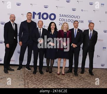 Potsdam, Brandebourg, Allemagne. 15th septembre 2022. Brandenburg: M100 Media Award au peuple ukrainien '''''''''''''''''''''''''''''''''''''''''''''''''''''''''''''''''''''''''''''''''''''''''''''''''''''''''''''''''' M100 (Ancien Président de la Pologne) devant un mur de photos dans l'Orangerie du Parc de Sanssouci à Potsdam. Crédit : ZUMA Press, Inc./Alay Live News Banque D'Images