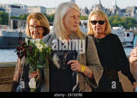 Les bourneurs font la queue pour visiter Westminster Hall pour rendre hommage à la Reine alors qu'elle est dans l'état pendant quatre jours avant son service funéraire. Banque D'Images