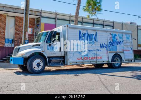 NOUVELLE-ORLÉANS, LA, États-Unis - 14 SEPTEMBRE 2022 : vue latérale complète du camion de livraison d'eau de Kentwood Spring sur Prytania Street Banque D'Images