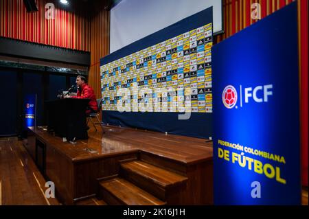 Bogota, Colombie. 15th septembre 2022. L'équipe de football colombienne Coah Nestor Lorenzo parle lors d'une conférence de presse après la décision d'appeler des vétérans de l'équipe: Radamel Falcao, James Rodriguez et Luis Diaz, à Bogota, Colombie, 15 septembre 2022, Pour les matchs amicaux aux États-Unis pour les matchs de la FIFA de Septemeber contre le Guatemala le 24 septembre à New York et contre le Mexique le 27 septembre. Crédit : long Visual Press/Alamy Live News Banque D'Images