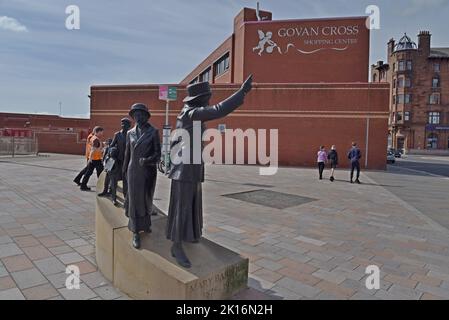 Statue commémorant Mary Barbour, militante des droits des femmes et chef de grève de loyer, Govan Cross, Glasgow, Écosse Banque D'Images