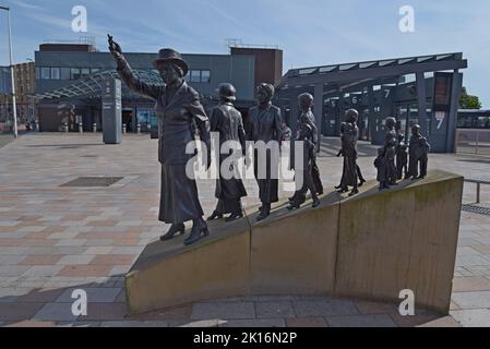 Statue commémorant Mary Barbour, militante des droits des femmes et chef de grève de loyer, Govan Cross, Glasgow, Écosse Banque D'Images