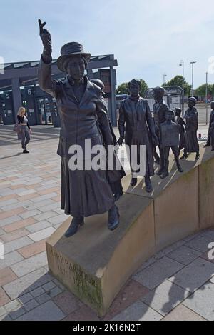 Statue commémorant Mary Barbour, militante des droits des femmes et chef de grève de loyer, Govan Cross, Glasgow, Écosse Banque D'Images