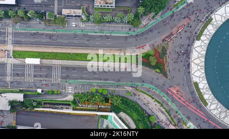 Vue horizontale de haut en bas de Bundaran Hotel Indonesia, connu sous le nom de HI Roundabout dans le centre de Jakarta Banque D'Images