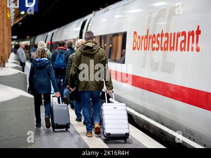Oldenburg, Allemagne. 16th septembre 2022. Les passagers marchent avec leurs bagages à travers une plate-forme à la gare principale en début de matinée pour monter à bord d'un train DE GLACE Deutsche Bahn (DB) à destination de Karlsruhe. La Journée du rail aura lieu en Allemagne pour la première fois les 16 et 17 septembre 2022. La journée d'action est coordonnée par l'Alliance à but non lucratif Pro-Rail (Allianz pro Schiene e.V.), et des visites guidées et des voyages en train historiques seront proposés dans de nombreuses villes. Credit: Hauke-Christian Dittrich/dpa/Alay Live News Banque D'Images