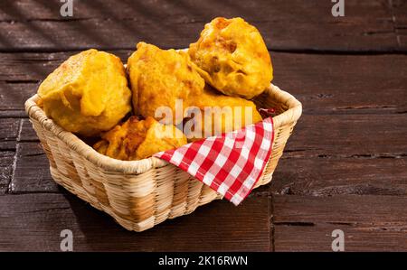 Pommes de terre farcies à la viande - cuisine de rue colombienne frit Banque D'Images