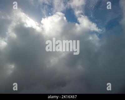 Vue aérienne.Le drone survole des nuages brumeux et moelleux.Soleil bleu ciel et brouillard marin.Résumé nature aérienne été océan coucher de soleil mer et ciel fond Banque D'Images