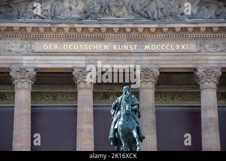 Berlin, Allemagne 28 juin 2022, Statue de Friedrich Wilhelm IV devant l'ancienne Galerie nationale de Berlin Banque D'Images