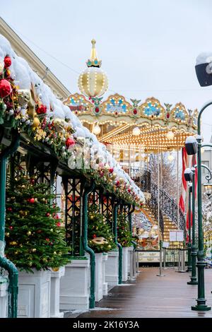 Décoration de rue festive de la ville de Moscou. Foire de Noël et Joyeux tour. Amusement pour les enfants en vacances d'hiver Banque D'Images