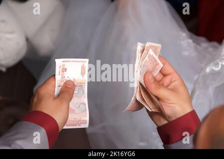 Homme comptant de l'argent avec vos mains. Vue de dessus Banque D'Images